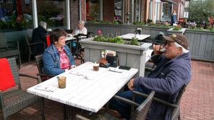 Mensen op terras na versoepeling coronamaatregelen