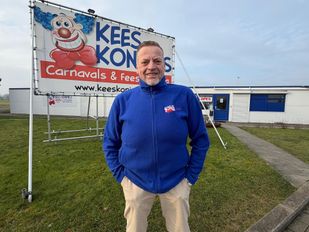Kees Heijnen voor zijn carnavalswinkel aan de gren