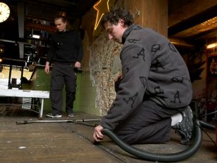 De confetti wordt van de grond gezogen in De Kompaen.