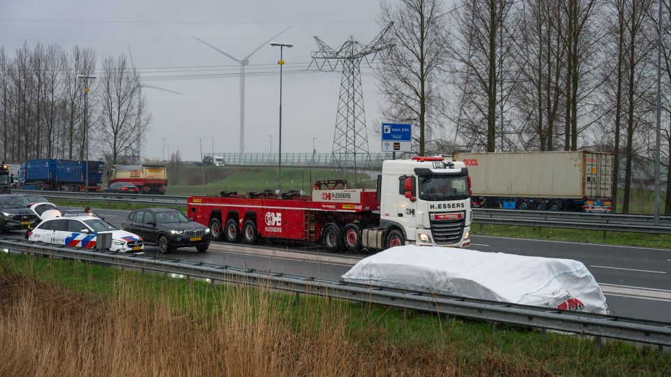 Vrachtwagen verliest asbestzak gevuld met piepschuim op de A16