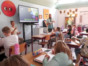 Groep 8 van de Rode Schouw krijgt les in de aula door lokalentekort