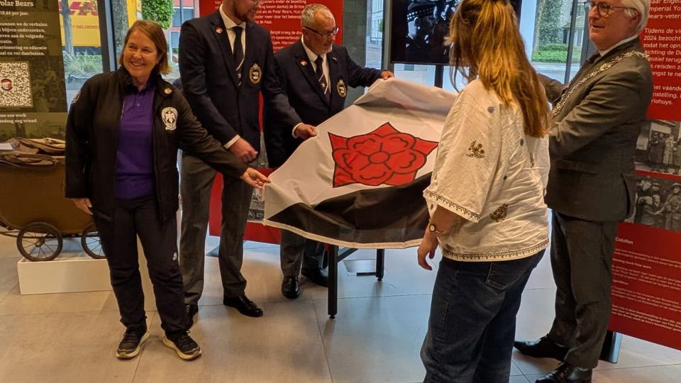 Meer dan tachtig jaar oud bevrijdingsvaandel gerestaureerd en opnieuw onthuld in Roosendaal