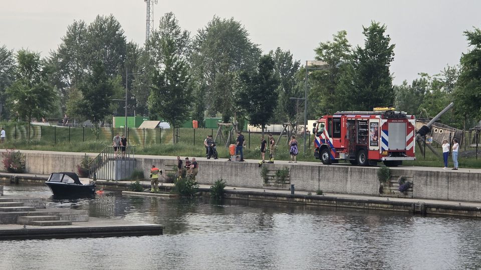 Brandweer rukt uit voor brandende sloep in Roosendaal