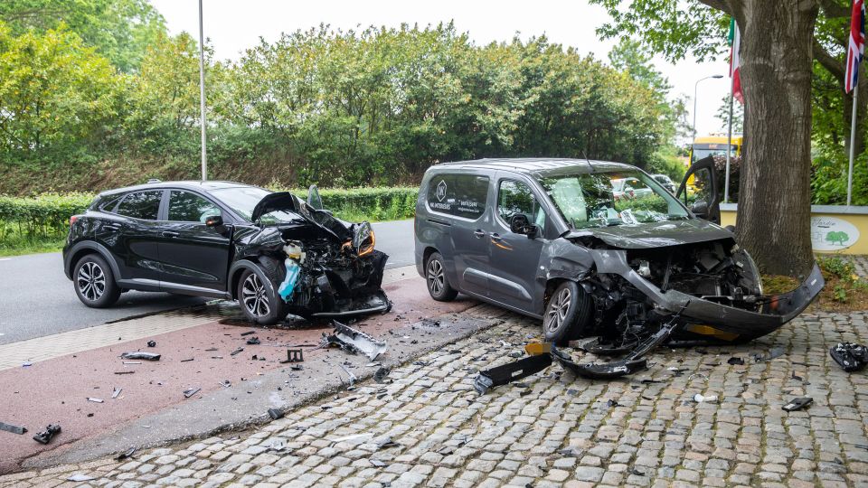 Twee gewonden bij frontale botsing op Rucphenseweg in Rucphen