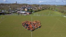 De inwoners van Moerdijk vormden met elkaar een oranje hart.