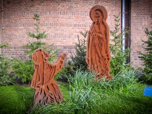 Een kunstwerk naast de Lourdeskerk, verbeeldt de verschijning van Maria aan Bernadette