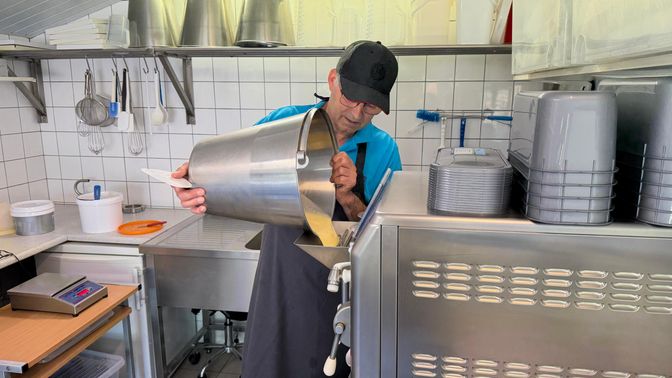 Kees is het ijs aan het maken in Anja haar 'fabriekske'.