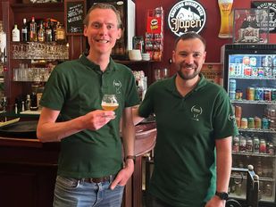 Blind bier proeven blijkt topsport in afgeladen café De Sjoes