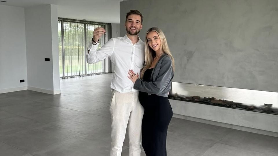 Gio Latooy en Lynn Hermanussen kregen oktober 2024 de sleutel van de villa. (foto: Instagram Gio Latooy).
