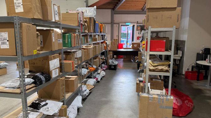 Het pakketpunt aan de Ambachtlaan in Etten-Leur staat vol met pakketten.