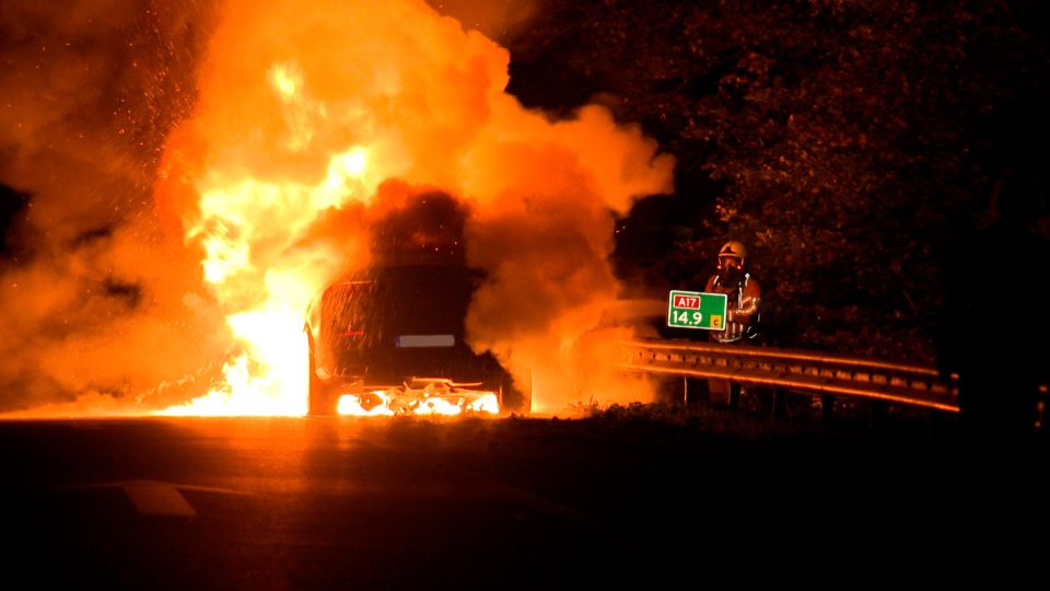 Auto brandt volledig uit op A17 bij Stampersgat