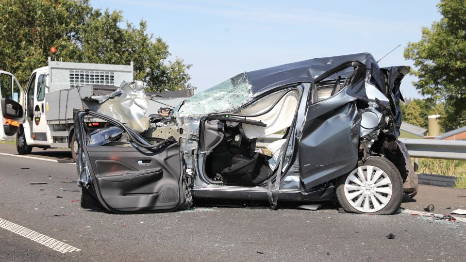 Ernstig ongeval op A58 bij Roosendaal: zwaargewonde en snelweg afgesloten