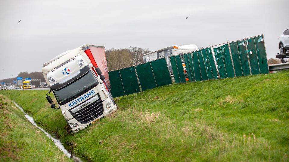 Vrachtwagen van de weg geraakt op A58 bij Roosendaal