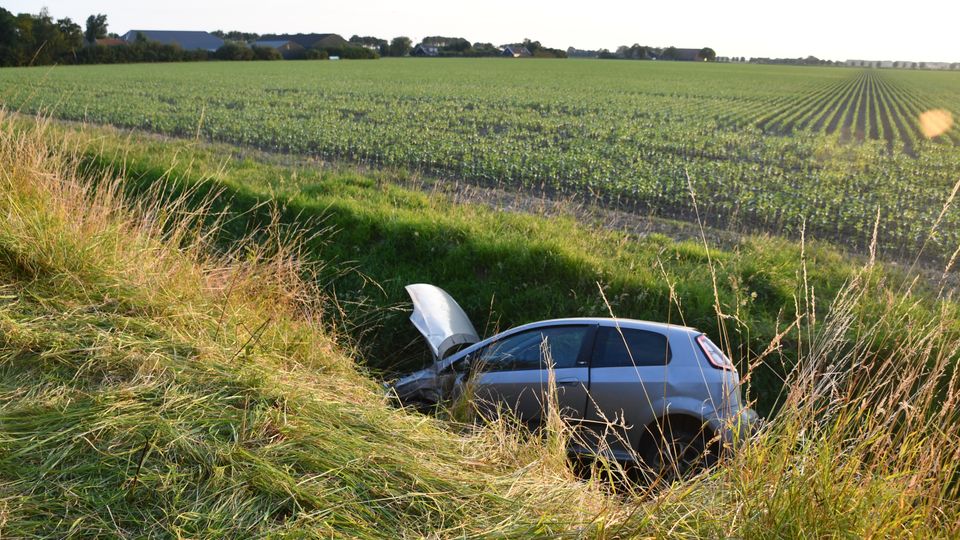 auto in sloot Sint Maartensdijk