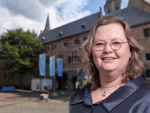 Bergse raadsgriffier Lenneke van der Meer vertrekt naar provincie Zeeland