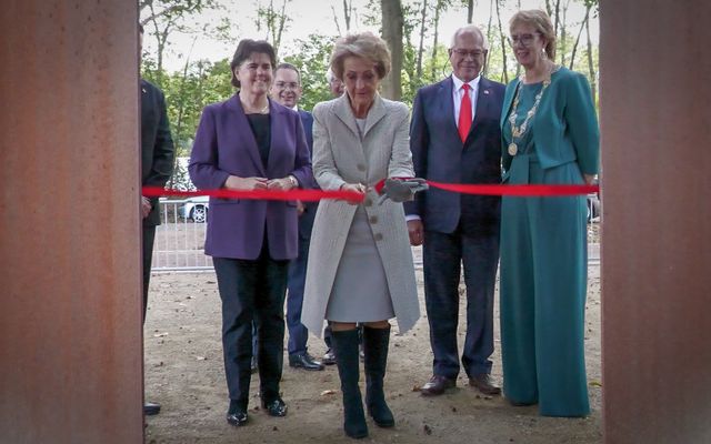 Prinses Margriet opent bezoekerscentrum bij militaire erevelden op de Brabantse Wal