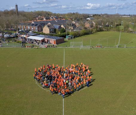 De inwoners van Moerdijk vormden met elkaar een oranje hart.