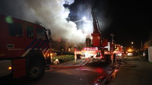 Grote uitslaande brand verwoest woning in Achtmaal