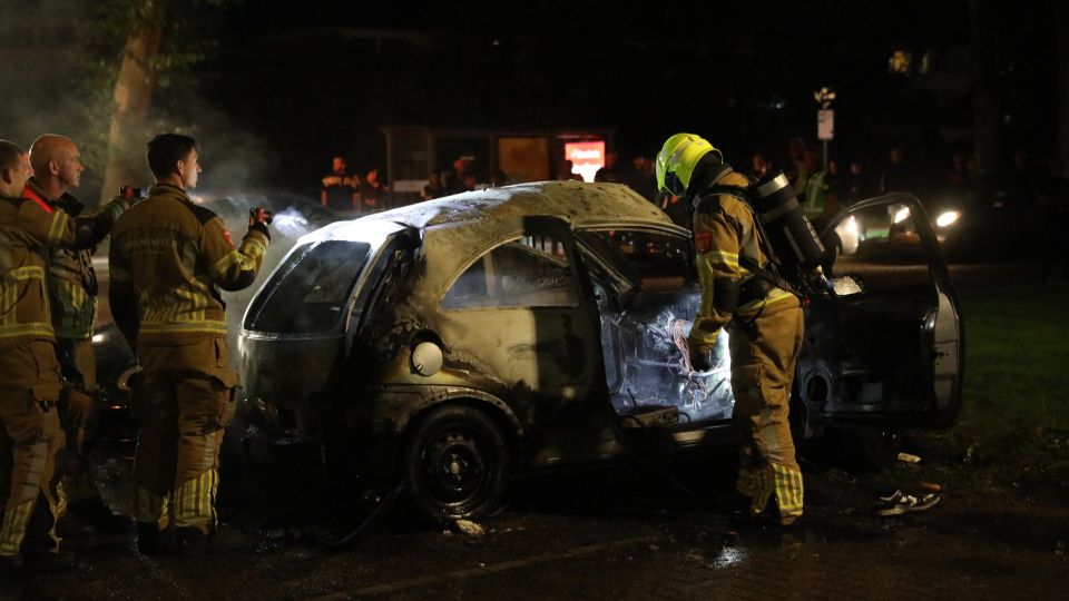 Twee auto&#8217;s vermoedelijk verwoest door vuurwerkbom aan Jan Vermeerlaan