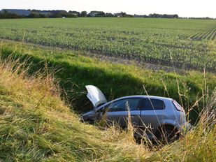 auto in sloot Sint Maartensdijk