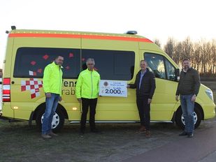 Ambulance met daarvoor twee leden van de Stichting Wensambulance West-Brabant en twee leden van de Lionsclub Bergen op Zoom 