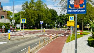 De flink gerenoveerde Molensingel in Wouw, die nu een 30 km zone is.