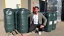 Wethouder Maikel van der Poel deelde woensdagochtend regentonnen uit in Hoogerheide.