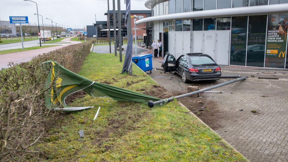 Auto raakt van weg en komt tot stilstand in McDrive