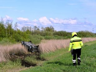 Auto over de kop op Oesterdam bij Tholen