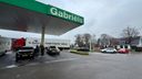 Rijen dik bij tankstations over de grens.