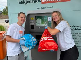 Lieke heeft al haar flesjes en blikjes een jaar lang opgespaard en leverde deze woensdag in bij de nieuwe bulkautomaat in Bergen op Zoom.