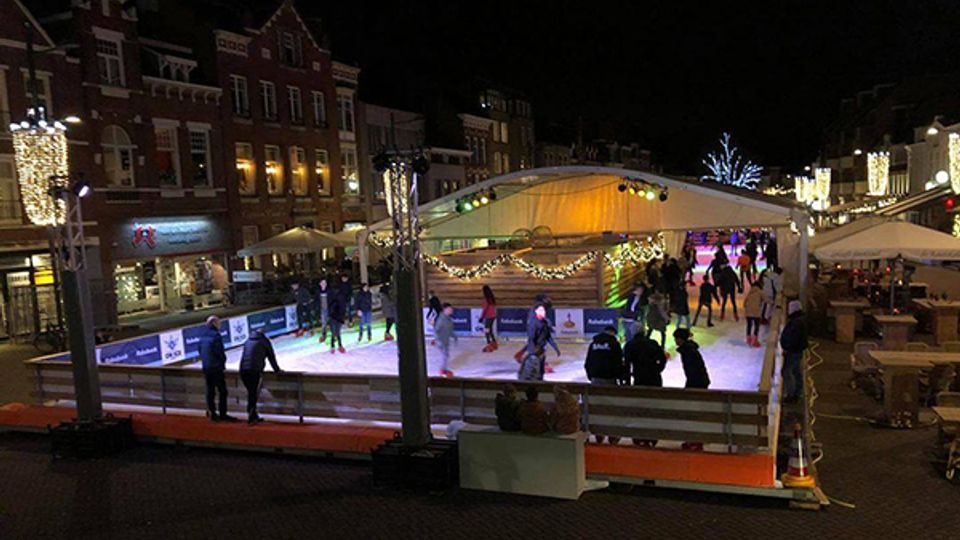 Overzichtsfoto van met allerlei gekleurde lampjes verlichte ijsbaan