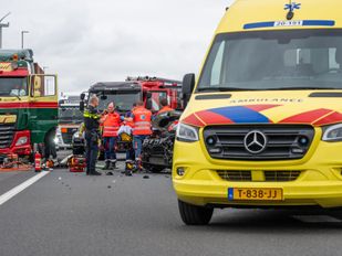 Snelweg was dicht na botsing met vrachtwagen en twee auto&#8217;s