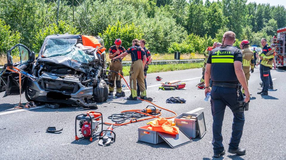 Bestuurder bestelbus zwaargewond na botsing met vrachtwagen op A17