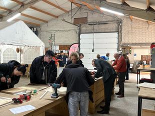 Leenbox timmeren tijdens het Zero Waste Festival