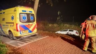 auto in sloot bij Putte