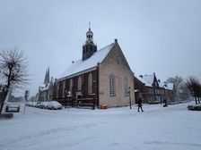 Het Trouwkerkje op de Leur met sneeuw.