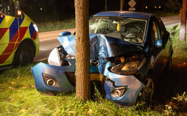 Automobiliste raakt van de weg in Klundert en botst tegen boom