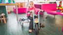 Infuusfiets geeft jonge patiënten Bravis ziekenhuis vrijheid