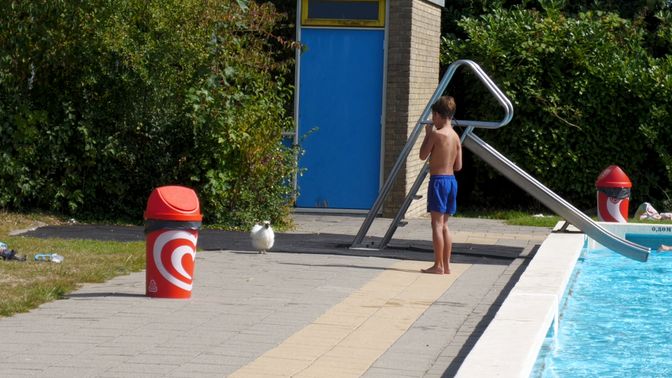 Sjaakie oog in oog met badgast