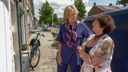 Burgemeester onder de indruk van deelhuisje en inzet Annemarie