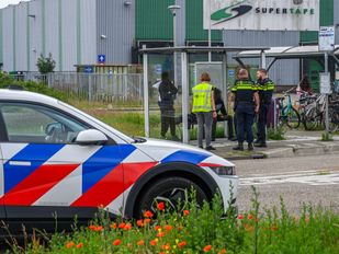 Politie vindt twee mannen die als verstekeling onder vrachtwagen zaten