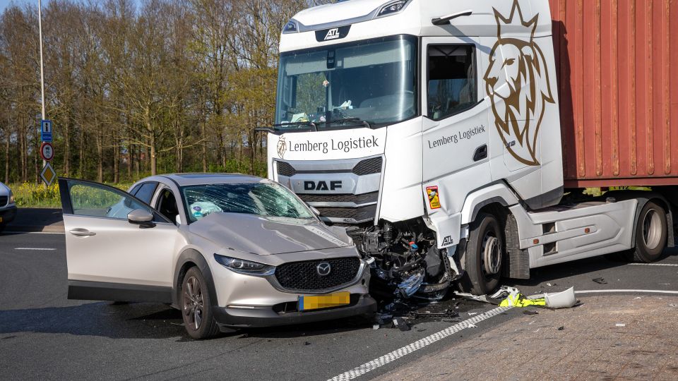 Vrachtwagen en auto botsen op kruising N268 bij Oud Gastel