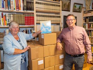 Lia Rozendaal en Arian Kommers van de heemkundekring.