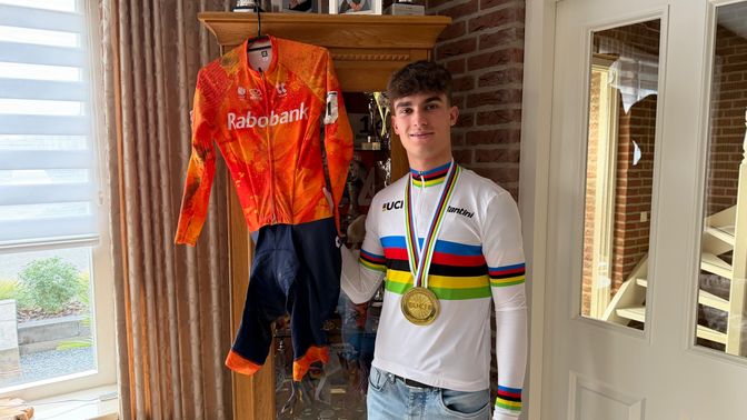 Het wedstrijdtenue van wereldkampioen Delano Heeren hangt nu in de woonkamer.
