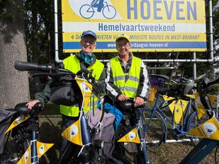 De zussen Mathijssen samen tijdens de Hoevense Fietsvierdaagse.