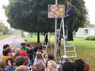 Burgemeester Han van Midden opent eerste vrijwillige vuurwerkvrije zone bij OBS de Gezellehoek in Roosendaal