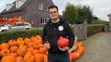 Joris van den Bosch uit Hoeven verkoopt pompoenbier.