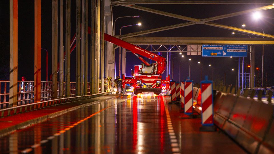 persoon te water tholensebrug tholen