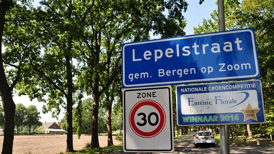 Blauw verkeersbord met witte tekst Lepelstraat gem. Bergen op Zoom